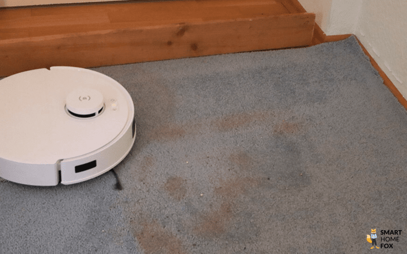 ECOVACS DEEBOT T30 PRO OMNI пылесосит ковер во время теста.